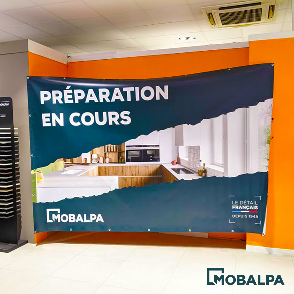 Bache PVC pour showroom en phase d'installation pour Mobalpa Draguignan