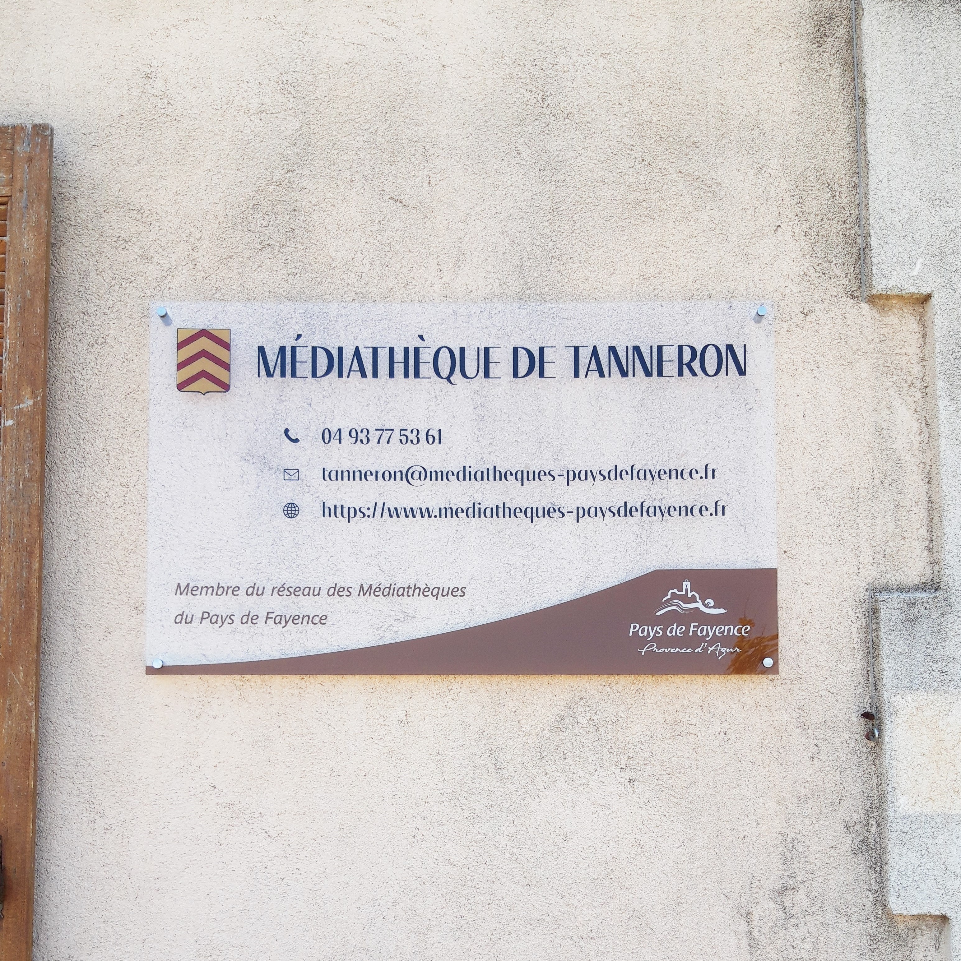 Plaque en plexiglas pour la Médiathèque de la commune de Tanneron